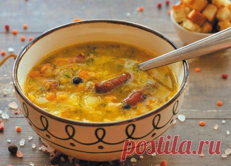 Гороховый суп с копченостями и сухариками Представляем вашему вниманию аппетитный, ароматный, вкуснейший и сытный суп - гороховый с копченостями. Его прекрасно дополнят чесночные сухарики.