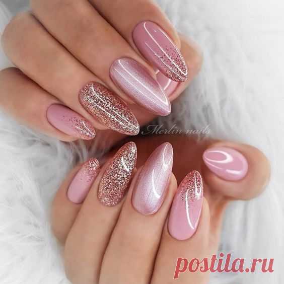 Розовый дизайн ногтей с растяжкой блестками