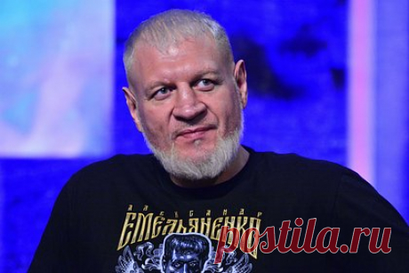 Александр Емельяненко обратился к брату Федору после поражения в прощальном бою. Российский боец смешанного стиля (ММА) Александр Емельяненко обратился к брату Федору после его поражения в прощальном бою с американцем Райаном Бейдером. «Последний Император! Спасибо за все, брат!» — написал спортсмен. Федор Емельяненко проиграл Бейдеру нокаутом в первом раунде.