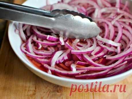 Как замариновать лук для салата просто, быстро, и очень вкусно