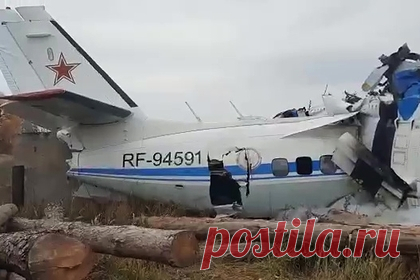 По погибшим при крушении самолета в Татарстане объявлен траур. Власти Татарстана назначили дату траура по погибшим при крушении легкомоторного самолета L-410, в котором были парашютисты — понедельник, 11 октября, сообщает ТАСС. Данное решение принял и озвучил на совещании штаба, сформированного на месте в Мензелинске, президент республики Рустам Минниханов.