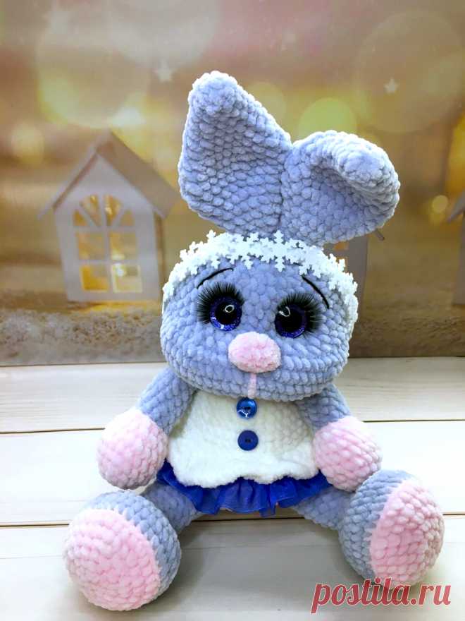 PDF Зайка Снежинка крючком. FREE crochet pattern; Аmigurumi animal patterns. Амигуруми схемы и описания на русском. Вязаные игрушки и поделки своими руками #amimore - большая зайка из плюшевой пряжи, плюшевый заяц, зайчик, кролик, зайчонок, крольчонок.
