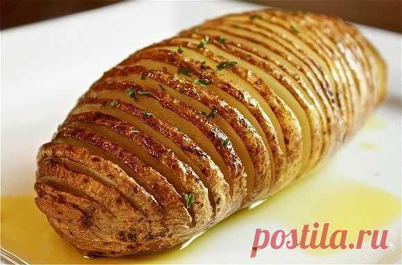 Картофель, запеченный с чесноком. Я даже от аромата этого блюда схожу с ума. Понравится всем.

Ингредиенты

Картофель 600 г
Оливковое масло 0,25 стак.
Сливочное масло 2 ст. л.
Чеснок 2 шт.
Петрушка 1 пуч.
Лимон 0,5 шт.
Тимьян 5–6 шт.
Соль по вкусу
Черный перец (молотый) по вкусу