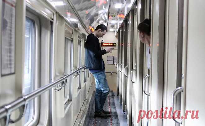 В России начнут строительство новой мобильной сети вдоль железной дороги. Власти продлили разрешение на использование частот оператору, который ведет переговоры с РЖД о запуске 5G вдоль железных дорог. Попытки обеспечить высокоскоростной интернет в поездах предпринимаются уже более десяти лет