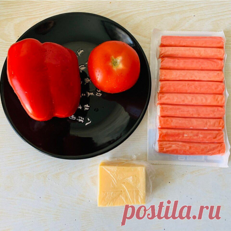 Всего 4 ингредиента, и вкусный салат «красное море» готов!
Ингредиенты: перец болгарский-1 шт. помидор-1 шт сыр-150 гр. крабовые палочки-1 упак. Режем кубиками крабовые палочки Болгарский, красный перец очищаем, моем и режем кубиками Складываем всё в большую чашку Помидор режем кубиками Сыр натираем на крупной тёрке Добавляем к овощам Добавляем майонез Хорошо перемешиваем И подаём на стол! Приятного аппетита!
Читай пост далее на сайте. Жми ⏫ссылку выше