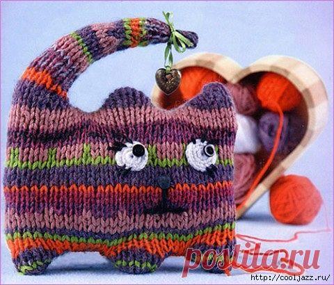 Уютная домашняя подушка котик спицами.