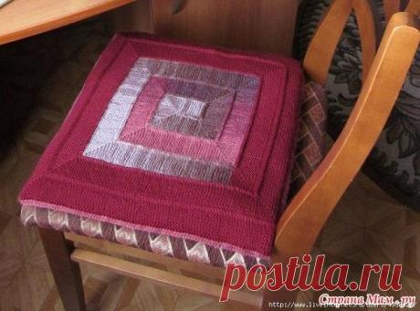 Плед "10 петель"

Этот плед - 10 петель - мне очень нравится. И вязать удобно, и из пряжи батик получается интересно. 
Край обвязан крючком веерочками (крючок № 2). 
Из пряжи, оставшейся от пледа, получилась подушка-сиденье на стул к компьютеру. Стороны подушки немного отличаются по расположению цветовых полосок. 
Но по описанию я долго блуждала и не понимала, что к чему. Ориентировалась при вязании по фотографии пледа. 
Весь плед вяжется платочной вязкой на 10 петлях. Пер...