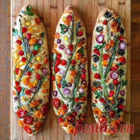 Девушка выпекает красочные булки и батоны, которым место в музее