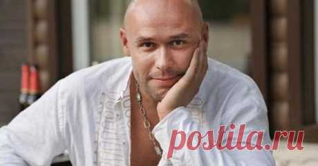 Песня в исполнении Максима Аверина «Где найти твои следы». До мурашек! Максим Аверин – российский актер, режиссер и телеведущий. Родился он осенью 1975 года в Москве. Уже в 6-летнем возрасте мальчик принял участие в съемках картины «Похождения графа Невзорова», где ему д…