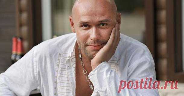 Песня в исполнении Максима Аверина «Где найти твои следы». До мурашек! Максим Аверин – российский актер, режиссер и телеведущий. Родился он осенью 1975 года в Москве. Уже в 6-летнем возрасте мальчик принял участие в съемках картины «Похождения графа Невзорова», где ему д…