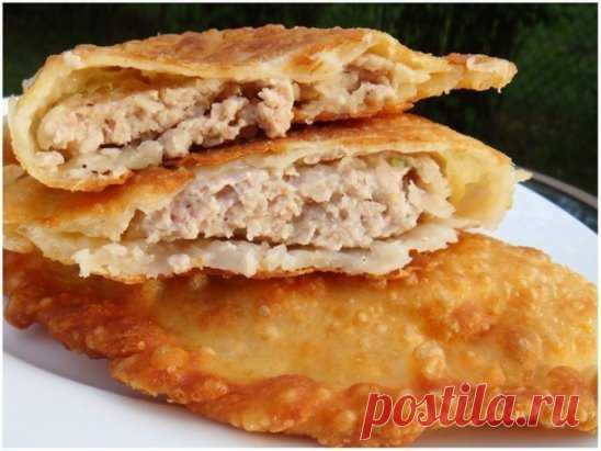 Очень вкусные чебуреки из ОДНОКЛАССНИКОВ
 САМЫЕ ВКУСНЫЕ ЧЕБУРЕКИ Для приготовления самых вкусных чебуреков понадобится: - мука - 3 стакана (емкость - 250 мл); - вода холодная - 1 стакан; - маргарин сливочный - 125 г; - фарш мясной - 450 г; - лук репчатый - 1-2 шт.; - соль, перец черный молотый - по вкусу; - специи для фарша - 0,5 ч. л.; - укроп сушеный - 0,5 ч. л.; - масло растительное - для жарки; - вода ледяная (для фарша) - 100-150 мл.