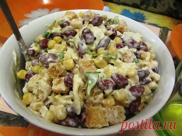 Салат с фасолью, сыром и сухариками