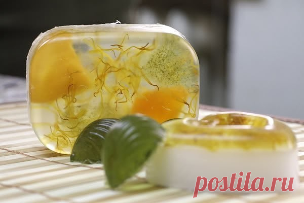 Делаем мыло своими руками для невероятно шелковистой кожи! 

Мыло, сделанное своими руками, в отличие от магазинного, полезная вещь, кожа будет мягкая и шелковистая.

Ингредиенты:
мыло детское – 100 г
травяной отвар (крапива, шалфей, ромашка, петрушка) – 250 …