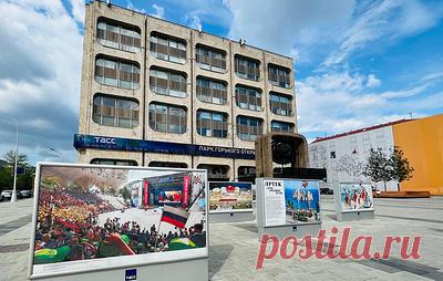 Выставка фотографий ТАСС об истории "Артека" открылась в Москве. Экспозиция с историческими и современными кадрами представлена перед штаб-квартирой агентства