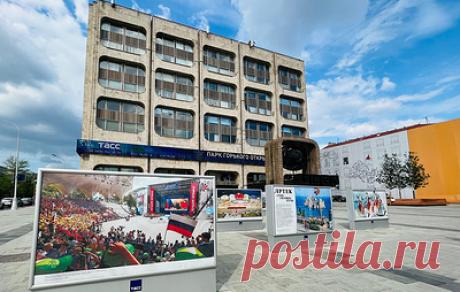 Выставка фотографий ТАСС об истории "Артека" открылась в Москве. Экспозиция с историческими и современными кадрами представлена перед штаб-квартирой агентства
