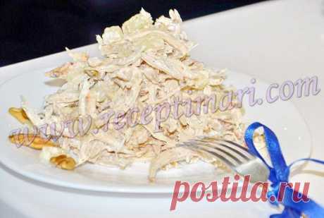 Салат из грудки с ананасами орехами и карри.