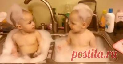 Очаровательные близнецы. Купание.... Позитив на весь день обеспечен!