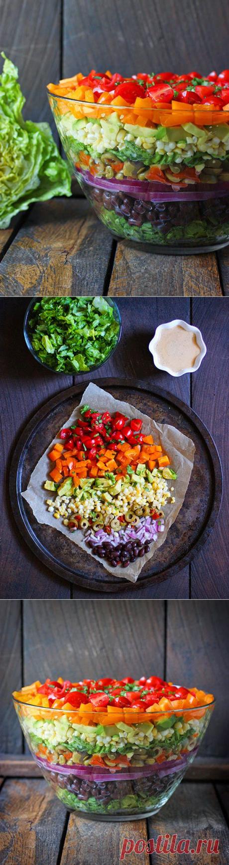 InVkus: Слоеный овощной салат

В этом кулинарном шедевре 8 слоев здоровых ингредиентов с минимумом калорий и максимумом вкусов. Его можно заправить 2 соусами на выбор, в зависимости от ваших кулинарных предпочтений или настроения. Рецепты заправок для салата прилагаются.
Итак, вот простой рецепт слоеного салата из доступных ингредиентов.