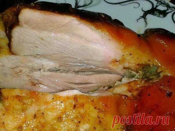 РУЛЬКА В СОЕВОМ МАРИНАДЕ

. Корочка РУМЯНАЯ, мясо НЕЖНОЕ и СОЧНОЕ, аромат по всей кухне – В ВОСТОРГЕ ВСЕ ! 

Ингредиенты: 
рулька свиная 1 шт 
чеснок 4 зуб. 
соевый соус 50 мл 
оливковое масло 50 мл 
розмарин сушеный по вкусу 
смесь перцев по вкусу 
соль по вкусу 

У меня рулька весом около 1,5 кг. 
Ее нужно хорошо помыть, зачистить, если где есть щетина – опалить. 
На коже в нескольких местах сделать несколько неглубоких надрезов. 
В соляном растворе замочить рульку на 1 ...