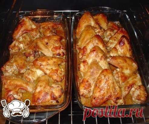 Куриные крылышки: 6 рецептов на любой вкус
1. Куриные крылышки, запеченные по-простому
Понадобится:
1 кг крылышек куриных,
по ½ стакана майонеза или сметаны и кетчупа или томатной пасты,
перец, соль.
Как приготовить простые куриные крылышки в духовке. Перемешать кетчуп с майонезом, крылья промыть, натереть перцем и солью, полить смесью, перемешать и на полчаса оставить. Выложить крылья на застеленный фольгой противень (можно слегка смазать ее растительным маслом), запекать 30-40 мин в разог