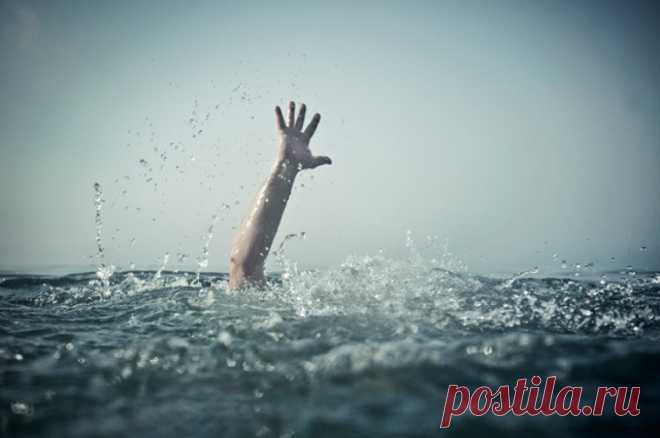 «Исчез во время плавания». Глава дипмиссии Украины в Армении утонул в озере. Спасатели извлекли тело из воды, при этом, согласно официальным данным, глубина озера Севан в этом месте не превышала полутора метров. Медикам оставалось только констатировать смерть.