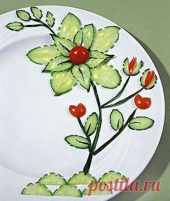 Цветок из ломтиков огурца. Украшаем ужин..