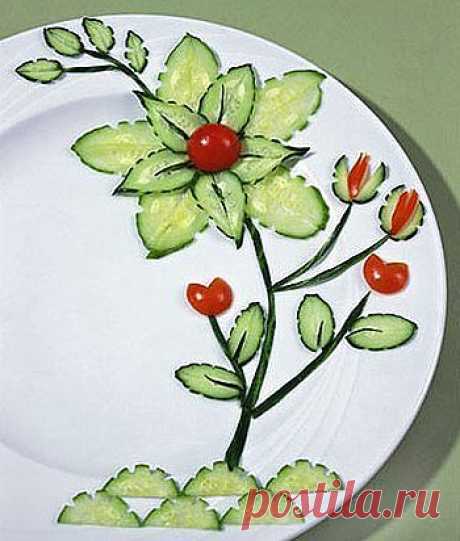 Цветок из ломтиков огурца. Украшаем ужин..