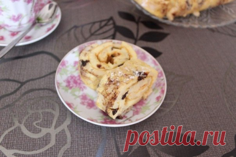 Рулет с яблоками и черносливом