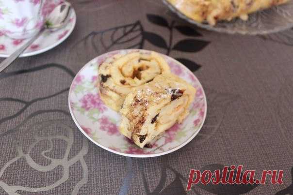 Рулет с яблоками и черносливом