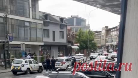 В банке Ужгорода мужчина начал угрожать взрывчаткой. В Ужгороде в помещении "Укргазбанка" душевнобольной мужчина заявил, что у него при себе взрывчатка. Об этом сообщает журналист Виталий Глагола в своем Telegram-канале. "Мужчина кричал и сообщил, что у него в сумке с собой ...