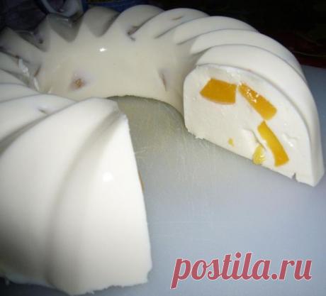 Ленивый кекс с персиками - Эфария Такой быстрый десерт с персиками. Порадуйте своих родных таким необычным десертом. 25г желатина 2 пачки творога 1 банка сгущенки Консервированные или свежие персики (можно взять любимые любые любимые фрукты, но с персиками – это нечто!!! Нежно, сладенько и… воздушно))) Я готовила десерт на двоих и брала все ингредиенты в два раза меньше, чем в рецепте,