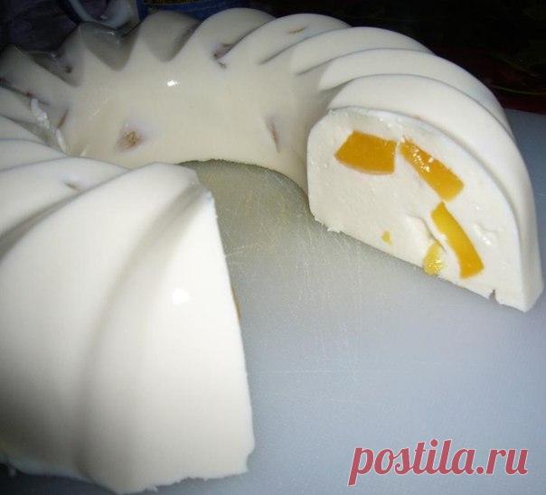 Ленивый кекс с персиками - Эфария Такой быстрый десерт с персиками. Порадуйте своих родных таким необычным десертом. 25г желатина 2 пачки творога 1 банка сгущенки Консервированные или свежие персики (можно взять любимые любые любимые фрукты, но с персиками – это нечто!!! Нежно, сладенько и… воздушно))) Я готовила десерт на двоих и брала все ингредиенты в два раза меньше, чем в рецепте,