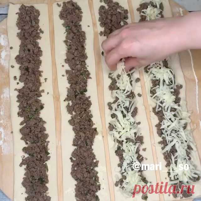 Всем привет!  Сегодня готовим Турецкий Бурек😋, готовится быстро, легко и вкусно!🤤

Чтоб не потерять рецепт: ставь❤️, сохраняй в закладки, готовь и делись результатом!🙌🏻
Автор: @mari___so ❤️
______________________________________
Ингредиенты:
- фарш 500 гр
- слоеное тесто 500 гр без дрожжевое
-  сыр моцарелла 200 гр
- лук репчатый 
- зелень
- соль, перец, любимые специи 
- желток
- смесь семян 
Приготовление:
1. Вначале обжариваем нарезанный лук. К луку добавляем го...