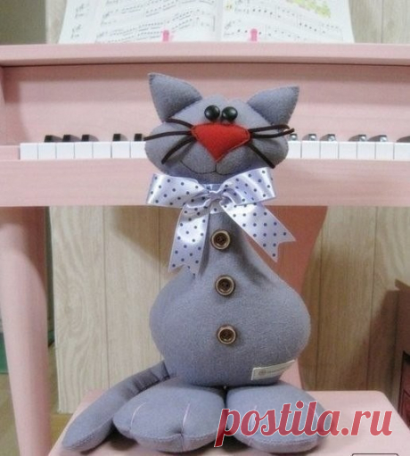 ​Милый диванный котик