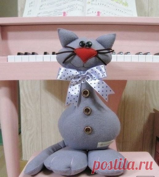 ​Милый диванный котик