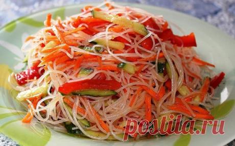 Салат с фунчозой и овощамиИнгредиенты:200 г. лапши прозрачной рисовой3 шт. болгарского перца разного цвета2 моркови3-4 зубчика чеснокамасло растительное1 огурец свежийсольсоевый соусПриготовление:Лапшу надо сначала залить холодной водой и оставить постоять 10 мин., слить холодную воду, затем залить кипятком на 5 мин. и слить кипяток, промыть лапшу под проточной водой. Даем стечь.Морковь и перец нарезат...