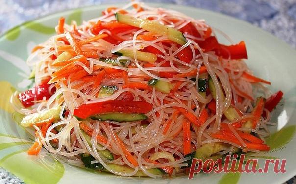 Салат с фунчозой и овощамиИнгредиенты:200 г. лапши прозрачной рисовой3 шт. болгарского перца разного цвета2 моркови3-4 зубчика чеснокамасло растительное1 огурец свежийсольсоевый соусПриготовление:Лапшу надо сначала залить холодной водой и оставить постоять 10 мин., слить холодную воду, затем залить кипятком на 5 мин. и слить кипяток, промыть лапшу под проточной водой. Даем стечь.Морковь и перец нарезат...