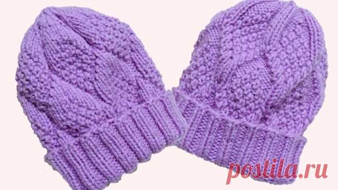 Женская двухсторонняя шапка с отворотом спицами.
