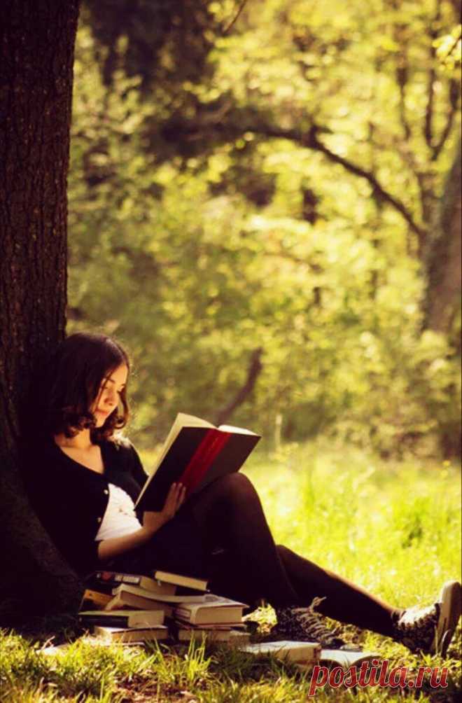 Красивые love stories, где книги сыграли одну из главных ролей
На улицах, в кафе, парках, общественном транспорте и в других местах встречаются девушки, одна красивее другой. Выбор такой, что глаза разбегаются. Как, спрашивается, этим красавицам выделиться из общей массы и привлечь внимание того самого единственного и неповторимого? Какие только не принимают они меры!!! И надевают мини-юбки, и...
Читай пост далее на сайте. Жми ⏫ссылку выше