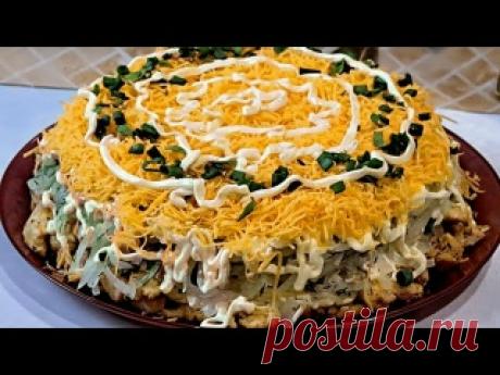 Новогодний салат из 3-х ингредиентов! Луковый салат из маминой тетрадки. РЕЦЕПТ:лук - 3 шт. ( 700 гр.)соль - 1 ст. л.сахар - 1 ст. л.лимонный сок - 100 мл. ( можно заменить любым уксусом в таком же объёме).вода - 300 - 500 мл.куриное филе - 700 гр.специи ( соль, перец, приправа для курицы) - по вкусу.растит. масло - 2 - 3 ст. л. ( для обжарки мяса ).сыр...