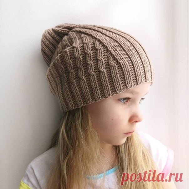STUDIYA_PRYAZHI_UFA ОПИСАНИЕ ШАПОЧКИ
Есть похожие изделия? Покажите в комментариях
#шапка_спицами@mirpetel, #шапка@mirpetel

Автор: @studiya_pryazhi_ufa

Шапочка из Lana Gatto SUPERSOFT.
Связана в 1 нить, круговые спицы 2.75. Расход 2 моточка.
На ОГ 50-54 116 п., на ОГ 54-58 120 п.

Набираем петли обычным способом (+1 п. для замыкания в круг) Вяжем резинку 2×2 15 рядов.
Поместить маркер на начало ряда. Отсчитать влево 70п.,повесить второй маркер.

1 ряд рисунка- до маркера...