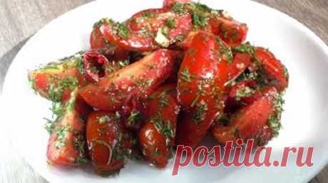 Острая закуска с перчиком и чесноком настолько ароматная и вкусная, что нравится абсолютно всем. Яркую насыщенную закуску из острых помидоров лучше всего подавать с мясными блюдами (особенно хороша она с шашлычком).