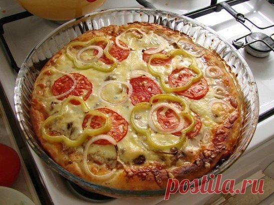 Сочная пицца с курицей
Время приготовления: 50 минут + расстойка
Порций: 10-12
Вам потребуется:
Форма примерно 35 см
Тесто:
5,5 стаканов муки( стакан 250 гр)
10 гр сухих дрожжей
0,5 стакана сахара
1,5 чайные ложки соли с горкой
3 стакана теплого молока
Начинка:
800 гр куриного филе
3 средние луковицы
500 гр сыра
600 гр замороженных шампиньонов
Кетчуп
Майонез
Помидоры
Перец болгарский
Лук
Приправа для пицц и запеканок
Как готовить:
1. Тесто: Просеиваем муку в чашку. Делаем в середине дырку