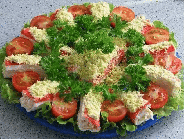Фантастическая подача крабовых палочек "Очаровашки"
Продукты:
Крабовые палочки-1 упаковка(200гр)
яйца-3шт
сыр-70-100гр
чеснок-1зубчик
майонез
Приготовление:
1. Яйца отварить. Белки отделить от желтков и натереть в разные миски.Сыр натереть на мелкой терке.
2. Соединить белки, сыр, чеснок, заправить майонезом и перемешать. Крабовые палочки аккуратно развернуть (если не получается, опустить их на несколько минут в горячую воду), смазать яично-сырной массой и свернуть в трубочку. 
3. Каждую пало