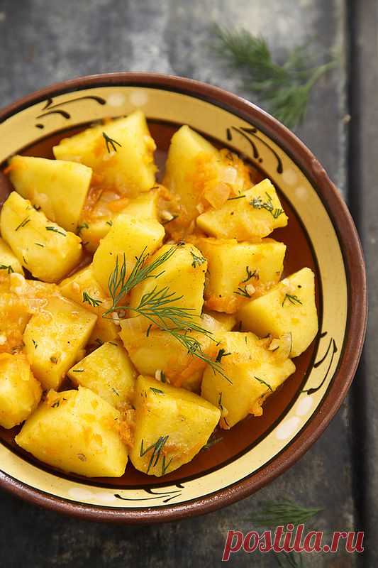 Очень просто: тушеный картофель в чугунке | Четыре вкуса
