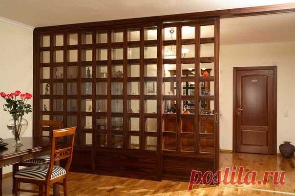 Деревянная перегородка для зонирования комнаты