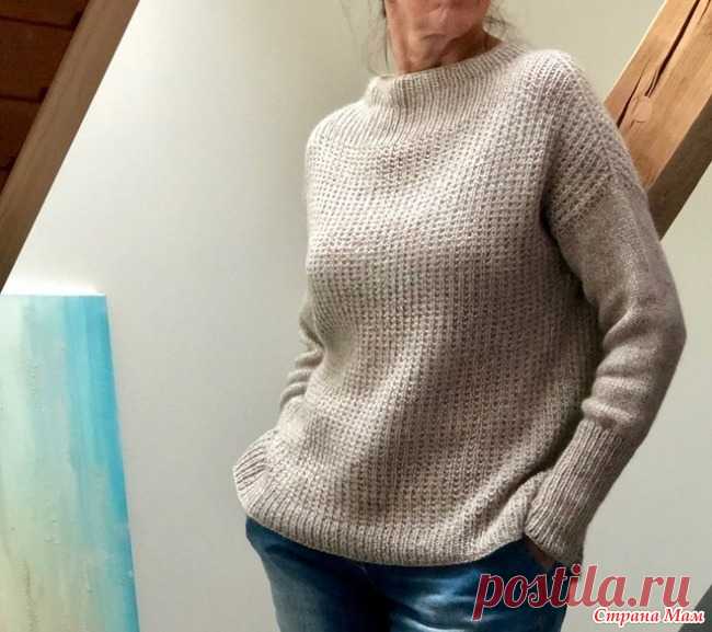 Свитер SIXTY YEARS ОТ WOLLWEG KNITS спицами Стильная модель женского свитера оверсайз, связанного из двух видов тонкой благородной пряжи на спицах 4.5 мм.