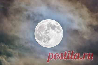 Разработан новый способ обнаружения гравитационных волн. Команда исследователей из Испании и Королевского колледжа в Лондоне создали новый способ обнаружения гравитационных волн. Они предлагают использовать для этого информацию о точном местоположении Луны, которое можно измерить с помощью лазеров вплоть до миллиметров.