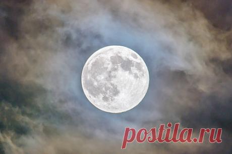 Разработан новый способ обнаружения гравитационных волн. Команда исследователей из Испании и Королевского колледжа в Лондоне создали новый способ обнаружения гравитационных волн. Они предлагают использовать для этого информацию о точном местоположении Луны, которое можно измерить с помощью лазеров вплоть до миллиметров.