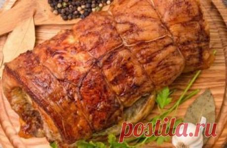 Рулет из свиной рульки Замечательный рулет из свиной рульки – красивый, вкусный и праздничный!